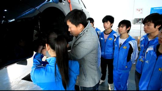 學(xué)汽車運用與維修專業(yè)去哪里？來德州躍華學(xué)校吧