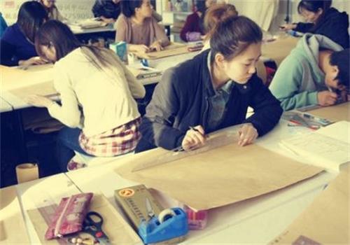 秦皇島東方服裝學校正規(guī)嗎？有什么教學方式？