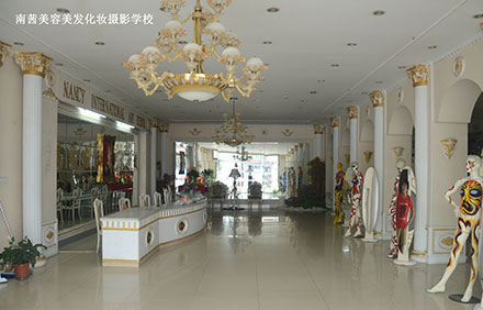 去青島化妝學(xué)校學(xué)化妝多久能學(xué)會(huì)？