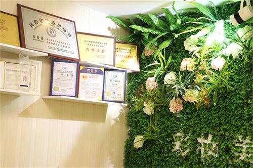 貴陽靜莎彩妝美容美發(fā)紋繡美甲培訓(xùn)學(xué)校有業(yè)余班嗎？