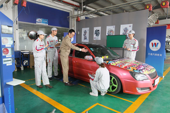 邢臺市華科汽修服裝中專學(xué)校學(xué)汽車美容