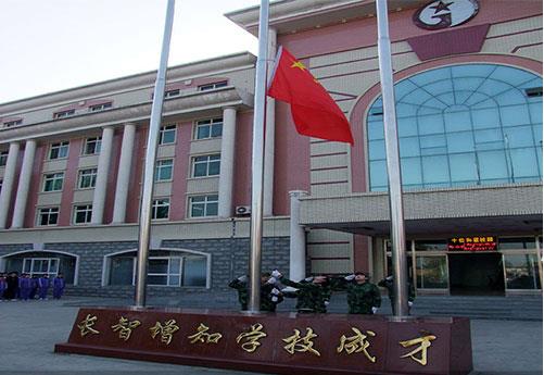 保定新興工業(yè)技工學校是全日制學校嗎？學校提供住宿嗎？